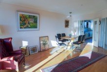 Wohnzimmer_b Sch�ne helle 3-Zi. Wohnung am B�rgerpark, Balkon, Einbauk�che, Barrierefrei + Garage