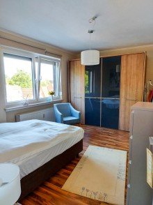 Schlafzimmer 3 Sch�ne sanierte 2-Zi. DG-Wohnung, Terrasse, Gartennutzung, Einbauk�che + Garage