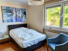 Schlafzimmer 1-1 Sch�ne sanierte 2-Zi. DG-Wohnung, Terrasse, Gartennutzung, Einbauk�che + Garage
